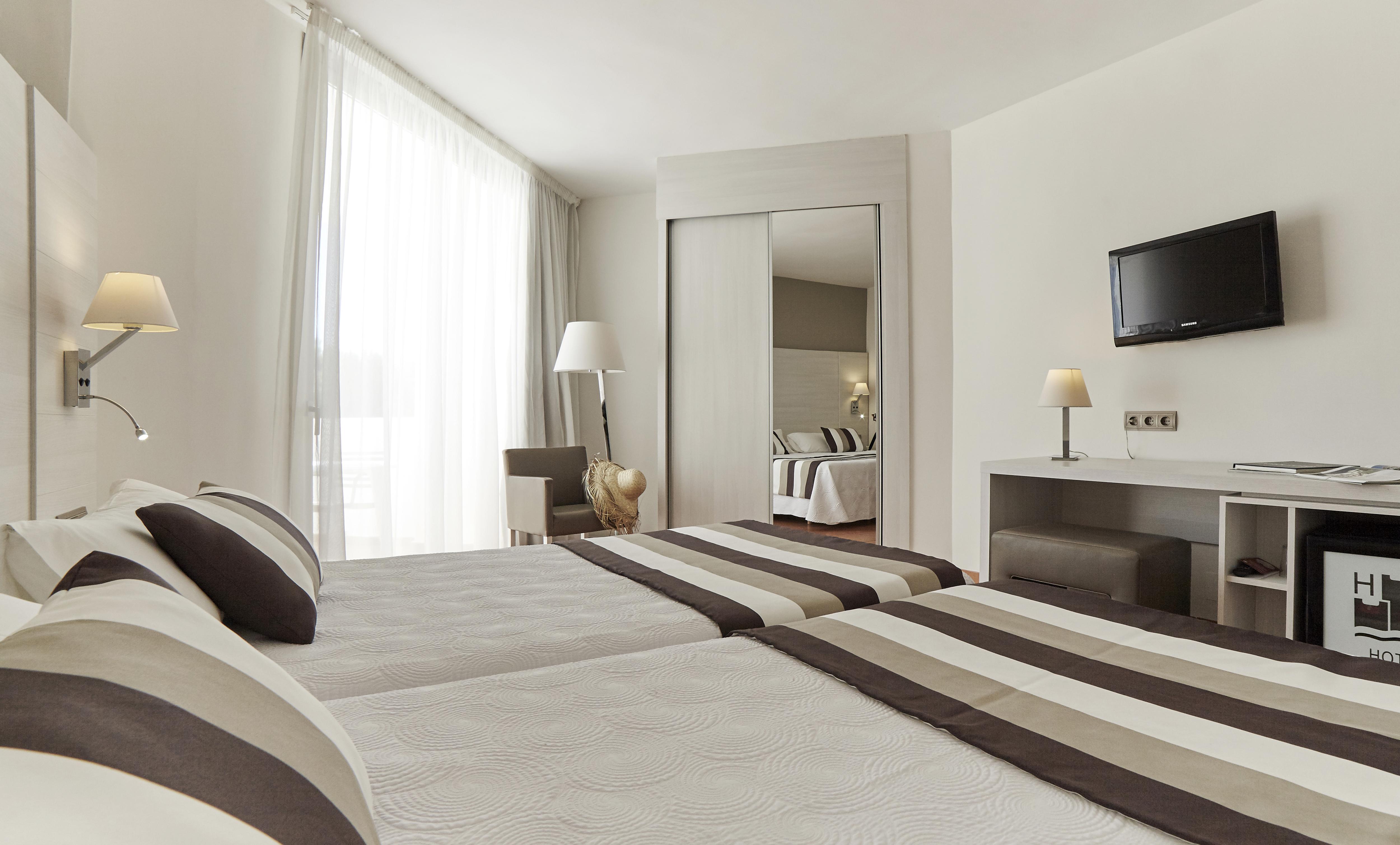 Hotel Tres Torres Santa Eulària des Riu Kültér fotó