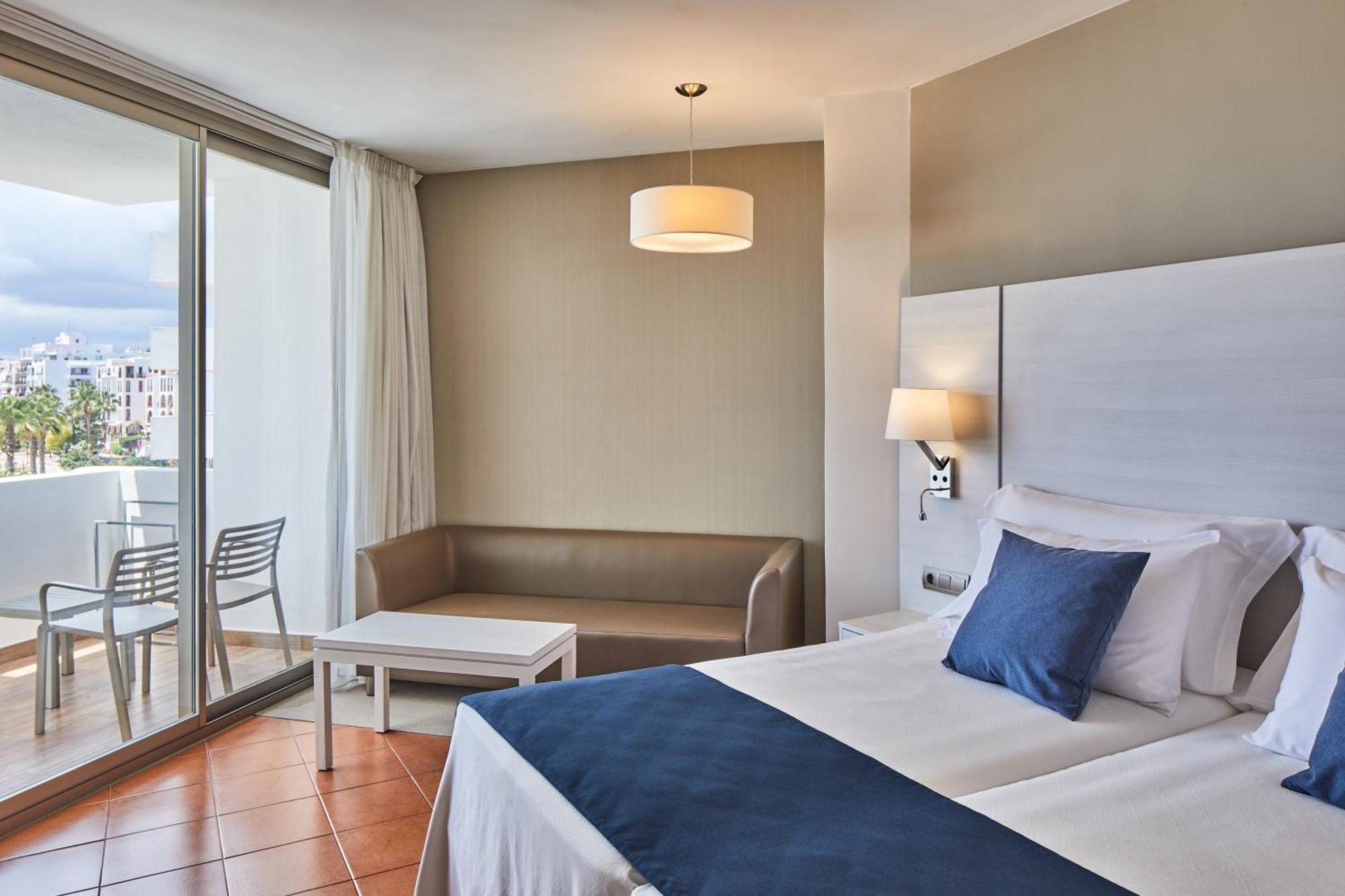 Hotel Tres Torres Santa Eulària des Riu Kültér fotó