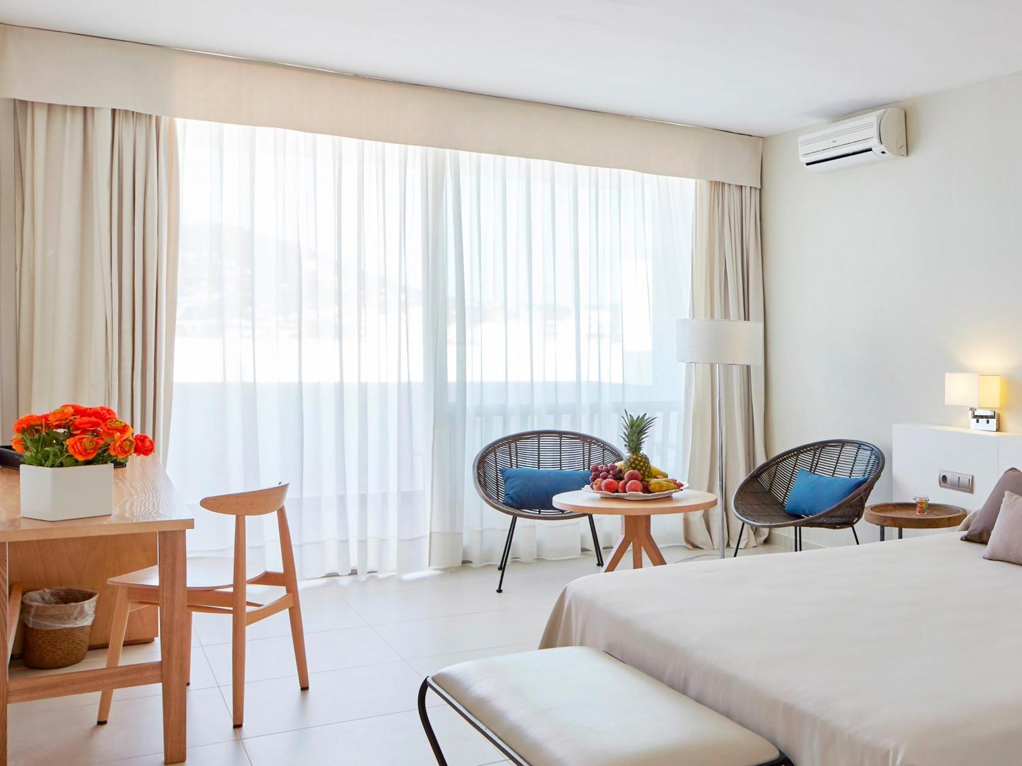 Hotel Tres Torres Santa Eulària des Riu Szoba fotó
