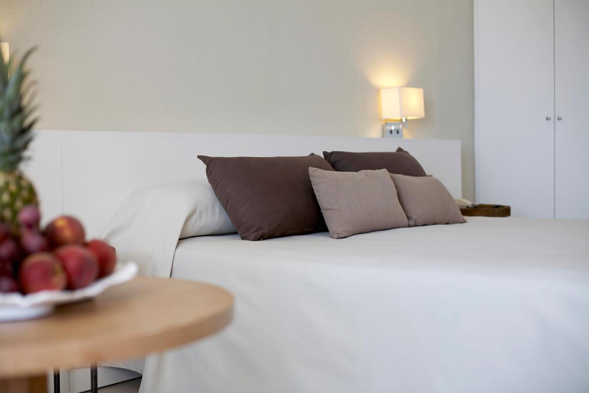 Hotel Tres Torres Santa Eulària des Riu Szoba fotó